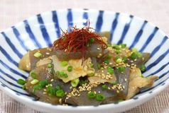 ＜豚肉とこんにゃくのピリ辛いため＞食感弾む名コンビ