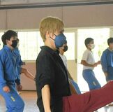 ＯＳＫ桐生麻耶さんが母校訪問　真岡・大内中でラインダンス指導