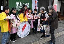 鹿沼で児童が街頭募金活動