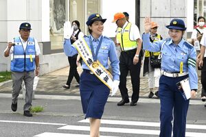 レスリング鏡選手が一日警察署長に　制服の胸にパリオリンピックの金メダル