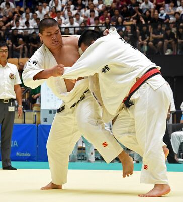 柔道男子団体準決勝　中堅戦、白鴎足利の長谷川（左）が果敢に攻める＝三重県津市のサオリーナ