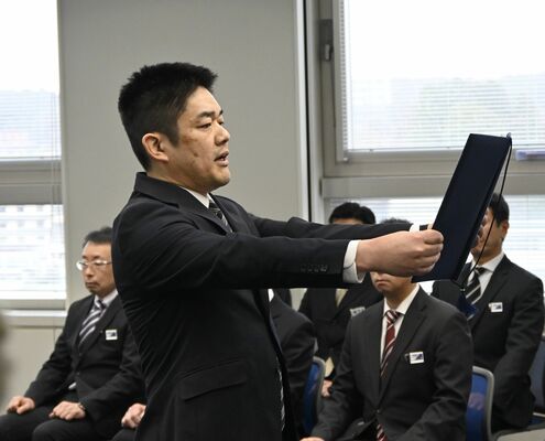 「匿名・流動型犯罪グループ対策室」の発足式で決意を述べる川鍋純也室長＝１日午後、県警本部