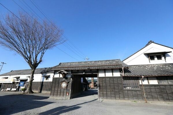 国登録有形文化財の蔵がある西堀酒造