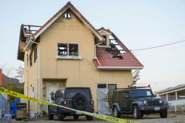 　火災が発生し男性が敷地内で死亡しているのが見つかった事件で、現場検証が行われた住宅＝１７日午後５時３４分、広島県東広島市（車のナンバープレートにぼかしを入れています）