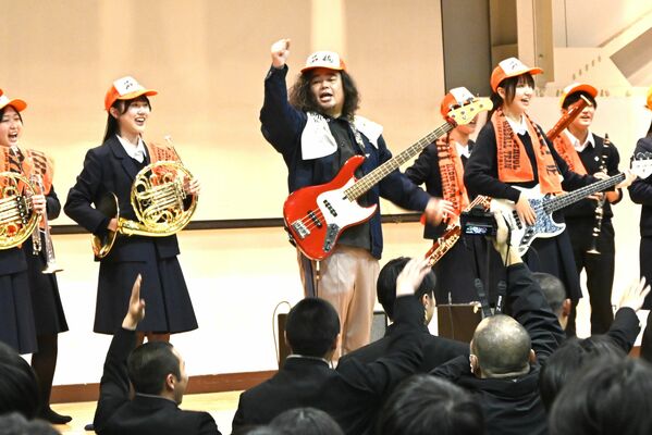 吹奏楽部とセッションする近藤さん