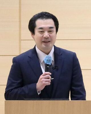 シンポジウムで発言する京都女子大ジェンダー教育研究所の松本浩延特定講師=14日午後、京都市東山区