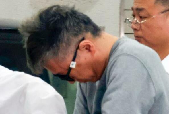 　不同意性交の疑いで送検される伊沢純容疑者＝１日午前、警視庁新宿署