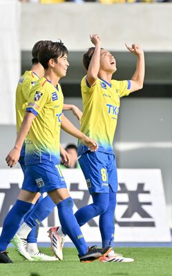 前半22分、栃木ＳＣのＦＷ中野（右）が先制点を挙げ、天を仰ぐ＝カンセキスタジアムとちぎ、磯真奈美撮影