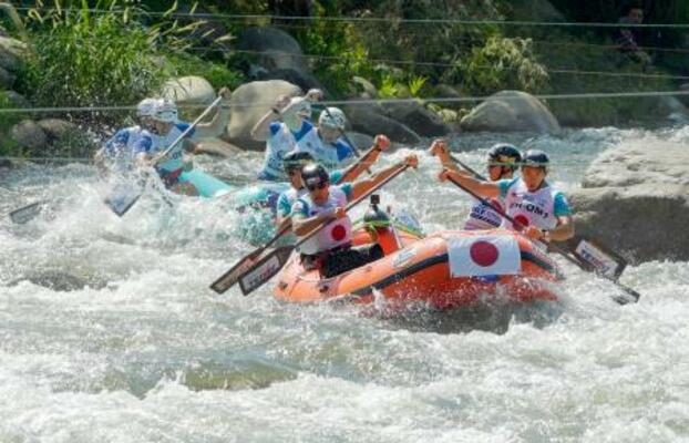 マレーシアで行われたラフティングの世界選手権の男子オープン部門で激流を下る日本代表チーム=3日(提供写真・共同)