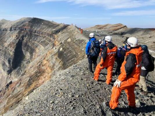 　阿蘇中岳火口付近を視察する捜索隊員ら＝１３日、熊本県阿蘇市（同県警提供）