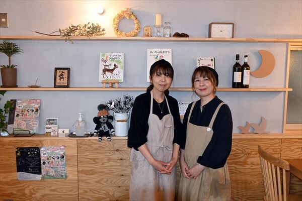 店内に立つ店主の加藤さん（左）と姉の山崎さん