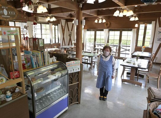 「花農場あわの」の店内。ショーケースには「レモンのシフォン」や「リンゴのタルト」なども並ぶ 