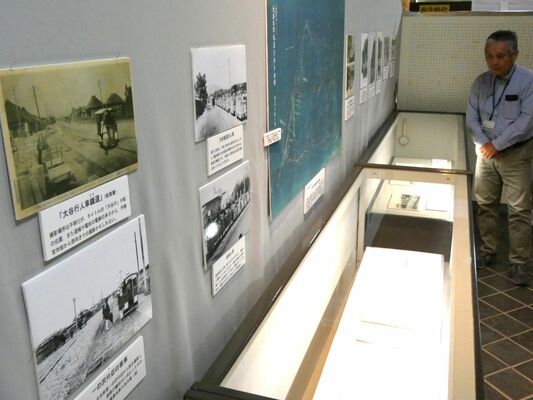 輸送風景の写真や営業案内の冊子など当時の資料を展示している