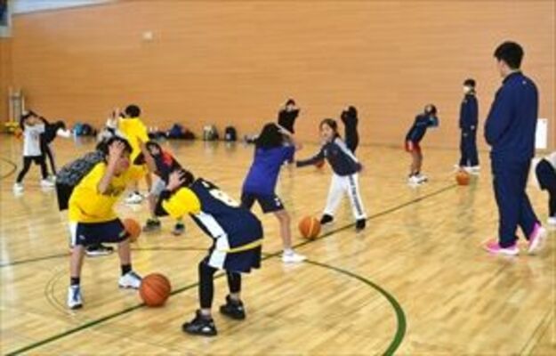 ボールを使ったトレーニングに取り組む子どもたち