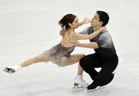 　ペアのフリーで演技する三浦璃来（左）、木原龍一組＝１６日、ミラノ（共同）