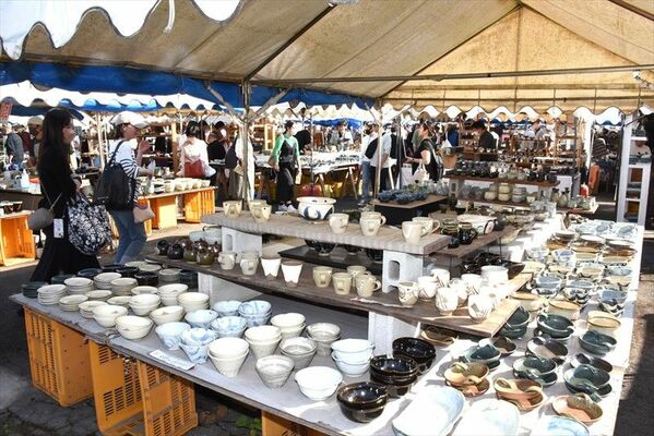 様々な作品のテントが並ぶ陶器市