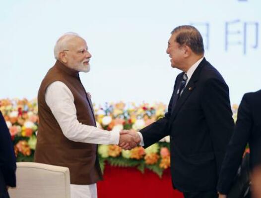 　日印経済フォーラムで握手する石破首相（右）とインドのモディ首相＝２９日午後、東京都千代田区