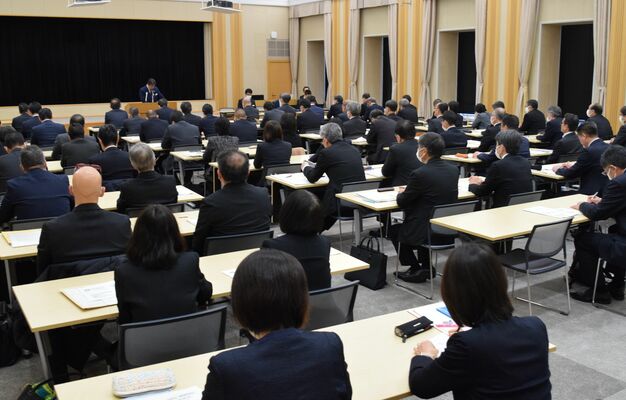 教職員の不祥事防止に向けて開かれた臨時校長会＝５日午前、県庁東館