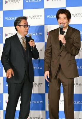　ドラマ「おい、太宰」の完成報告会に登場した三谷幸喜（左）と田中圭＝１８日午後、東京都江東区