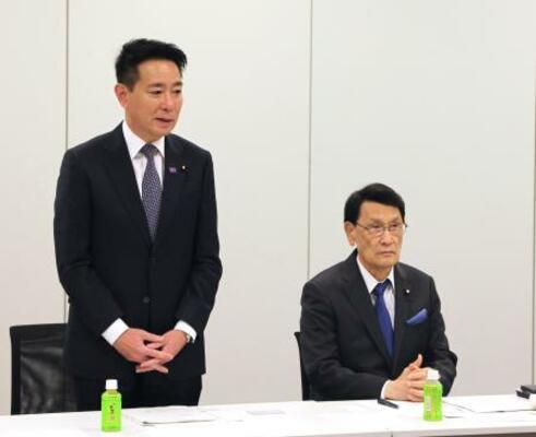 　整備新幹線に関する与党プロジェクトチームの会合であいさつする、共同座長の日本維新の会・前原誠司衆院議員。右は自民党・渡海紀三朗衆院議員＝１２日午前、国会