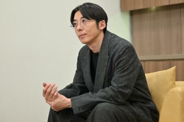 　インタビューを受ける高橋一生＝４月、岡山市北区