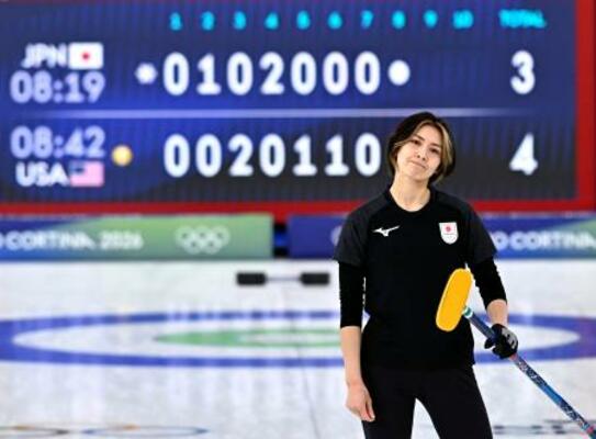 　日本―米国　第８エンドの最終ショット後、厳しい表情を見せる吉村。３点を奪われた＝コルティナダンペッツォ（共同）