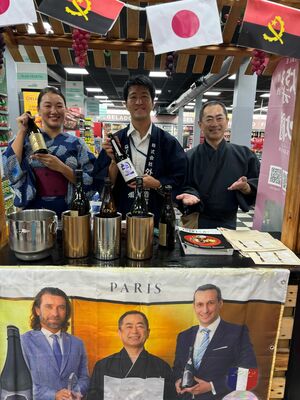 首都・ルアンダの高級スーパーで日本酒試飲会を開いた外池社長（右）や大使館職員＝３月１４日