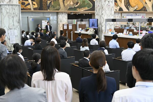 清水頭取のビデオメッセージに耳を傾ける行員＝１日朝、宇都宮市