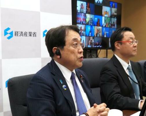 オンラインでのG7会合に臨む赤沢経産相(左)=30日午後、経産省(同省提供)