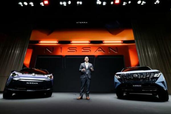 説明会で長期経営ビジョンを発表する日産自動車のイバン・エスピノーサ社長=14日午前、横浜市