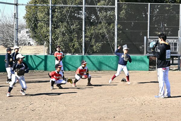 選手に教わりながら野球の練習をする子どもたち