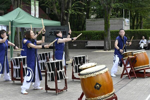 和太鼓の演舞を披露するろう者らのグループ＝５日午後、宇都宮市新里町
