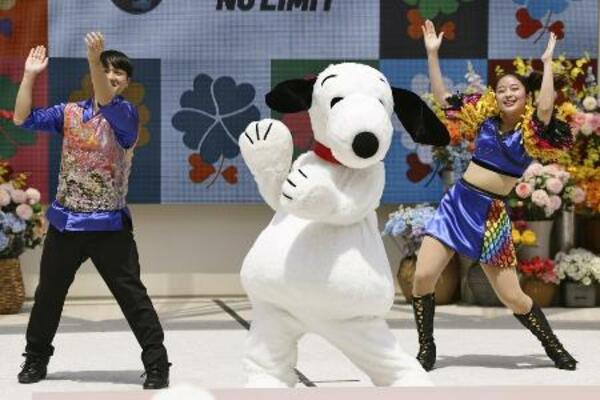 　５月、ＵＳＪが大阪・関西万博の大阪ヘルスケアパビリオンで開いたイベントで、ダンスを披露するスヌーピー＝大阪市此花区の夢洲