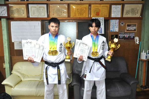 世界防具付空手道選手権大会で好成績を挙げた與那嶺さん（左）と大川さん