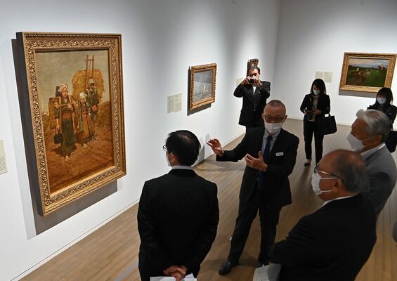 県立美術館の開館50周年記念展の内覧会で、作品を鑑賞する関係者ら