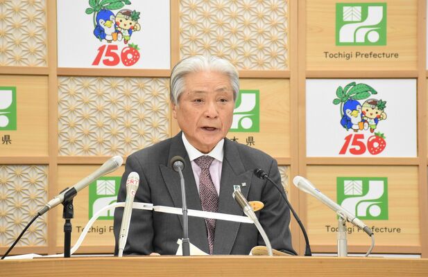 定例記者会見に臨む福田知事＝26日午後、県庁