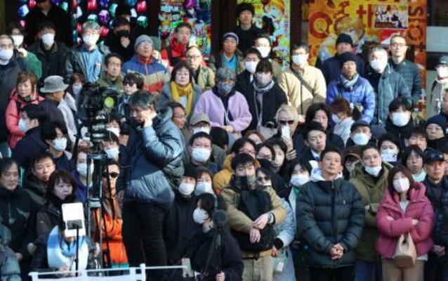 　街頭演説に耳を傾ける人たち＝１日午前、東京都内