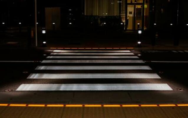 　横断歩道の手前や両脇の地面にＬＥＤが埋め込まれた「埋込型信号」＝７月、大阪府守口市
