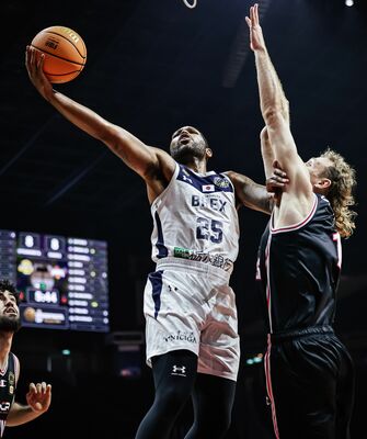 ５位決定戦　レイアップシュートを放つブレックスのニュービル＝シンガポールインドアスタジアム（ＦＩＢＡ提供）
