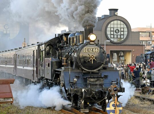 16日のSLフェスタで真岡駅を出発するSLもおか