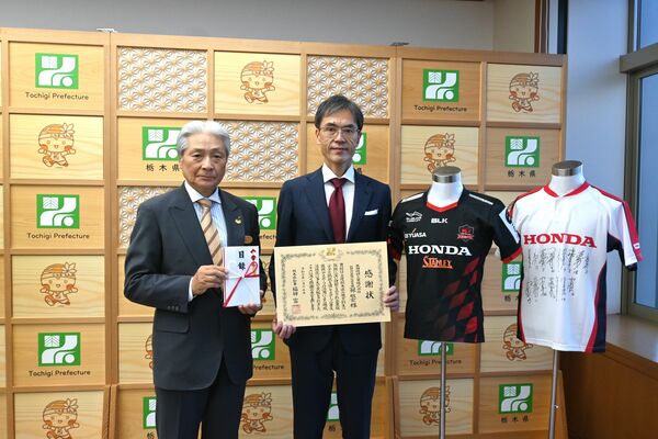福田知事から感謝状を受け取った小澤常務（右）＝15日午後、県庁
