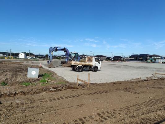 来年6月オープンを目指す「(仮称)ヨークタウン小山羽川」の建設予定地=29日午前、小山市羽川