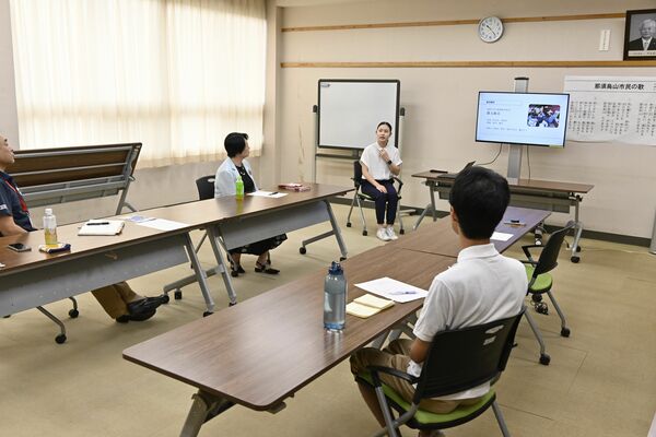 川俣市長（中央左）に地域活性化策を提案する参加者ら