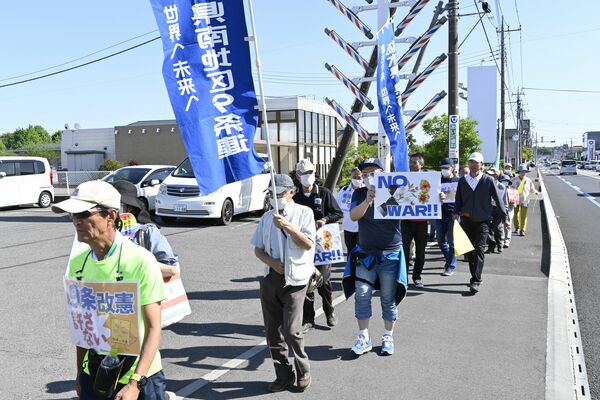 「小山ゆるやかネット」の護憲集会後に行われたパレード＝３日午後、小山市東城南４丁目