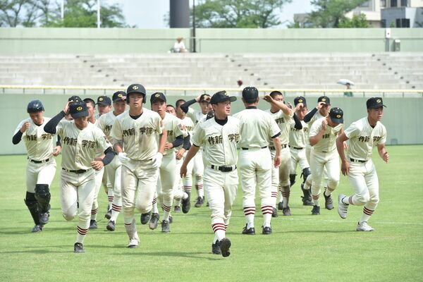 ３連覇が絶たれ、引き揚げる作新ナイン＝エイジェックスタジアム