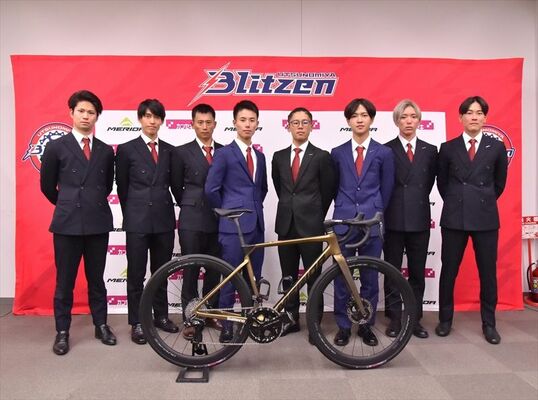 新体制発表会見に臨む新加入の武山（右から４人目）らブリッツェンの選手＝県庁