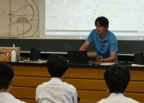 登山に向けて地形図を確認する大田原高山岳部の高梨教諭と生徒たち＝31日午後、大田原市紫塚３丁目