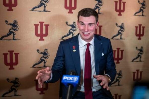 　年間最優秀選手賞のハイズマン・トロフィーを受賞したインディアナ大３年のＱＢフェルナンド・メンドーサ＝１３日（ＡＰ＝共同）