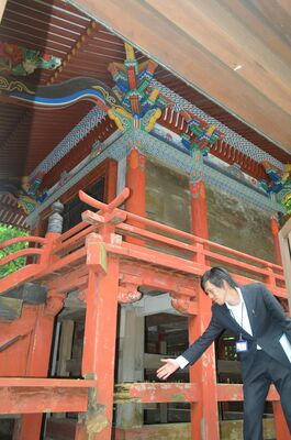 腐朽が進み修繕される樺崎八幡宮本殿