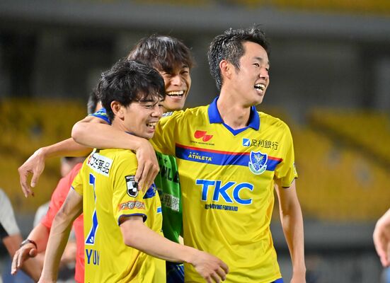 後半ロスタイム、栃木SCのFW大島（右）がMF西谷と抱き合う